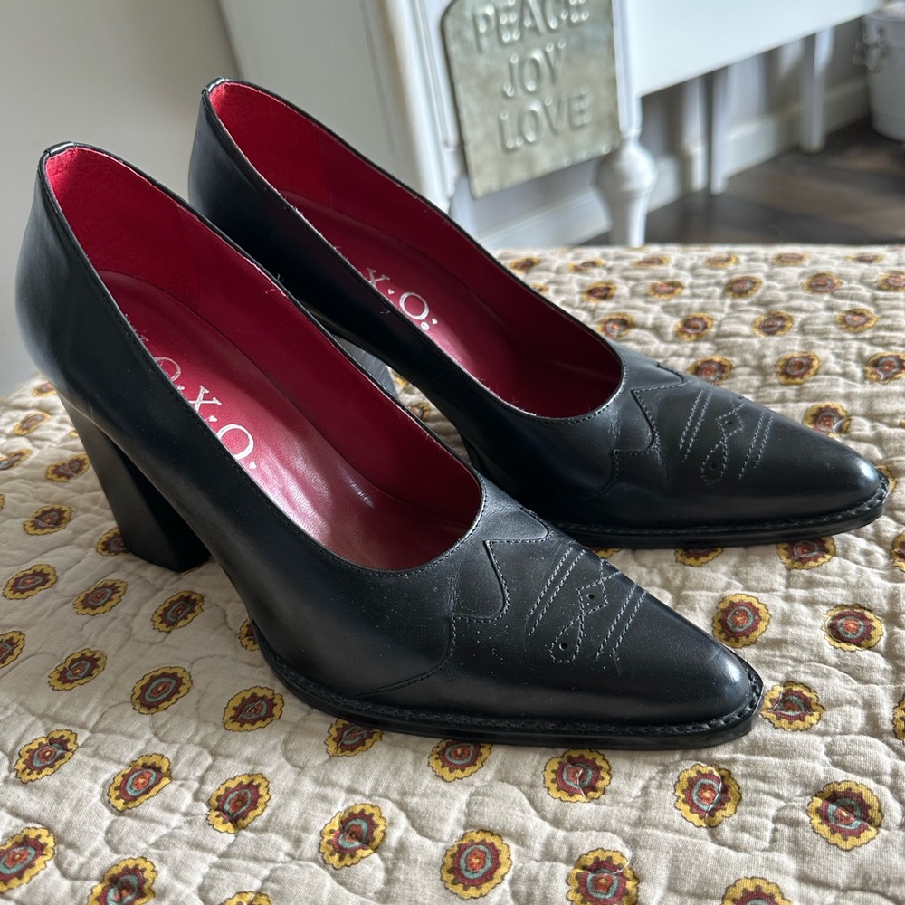 XOXO Black Leather Classic Heel With Stitch Detail Size 8